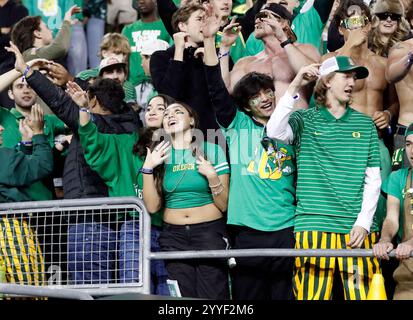 Autzen Stadium, Eugene, OR, USA. November 2024. Fans aus Oregon singen während des offiziellen Fußballspiels Coming Home zwischen den Maryland Terrapins und den Oregon Ducks im Autzen Stadium, Eugene, OR. Larry C. Lawson/CSM/Alamy Live News Stockfoto