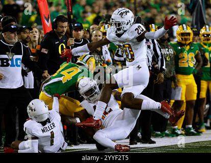 Autzen Stadium, Eugene, OR, USA. November 2024. Perry Fisher (20) springt während des NCAA-Fußballspiels zwischen den Maryland Terrapins und den Oregon Ducks im Autzen Stadium, Eugene, OR, über einen Teamkollegen. Larry C. Lawson/CSM/Alamy Live News Stockfoto