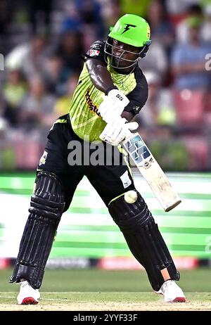 Sydney, Australien. Dezember 2024. Sherfane Rutherford von Sydney Thunder schlägt beim Big Bash League Spiel zwischen Sydney Thunder und Sydney Sixers im ENGIE Stadium. Sydney Sixers gewinnen ihr Spiel in der Big Bash League gegen Sydney Thunder im ENGIE Stadium mit 5 Wickets. Sydney Thunder: 163/5 (20 Overs), Sydney Sixers 164/5 (20 Overs). Quelle: SOPA Images Limited/Alamy Live News Stockfoto