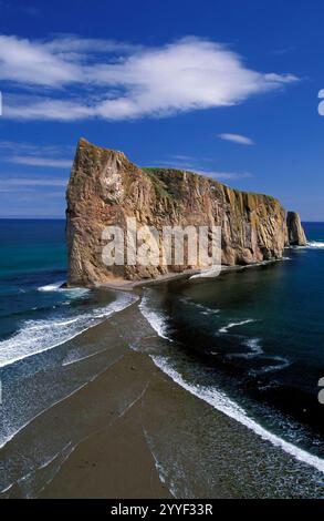 Percé Rock ist eine riesige Felsformation im Golf von Saint Lawrence an der Spitze der Halbinsel Gaspé in Québec, Kanada, vor der Bucht von Percé. Stockfoto