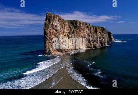 Percé Rock ist eine riesige Felsformation im Golf von Saint Lawrence an der Spitze der Halbinsel Gaspé in Québec, Kanada, vor der Bucht von Percé. Stockfoto