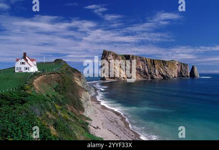 Percé Rock ist eine riesige Felsformation im Golf von Saint Lawrence an der Spitze der Halbinsel Gaspé in Québec, Kanada, vor der Bucht von Percé. Stockfoto