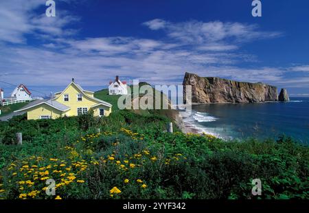 Percé Rock ist eine riesige Felsformation im Golf von Saint Lawrence an der Spitze der Halbinsel Gaspé in Québec, Kanada, vor der Bucht von Percé. Stockfoto