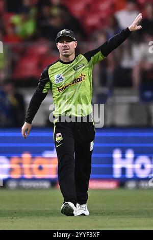 Sydney, Australien. Dezember 2024. David Warner von Sydney Thunder gibt seinem Teamkollegen während des Spiels der Big Bash League zwischen Sydney Thunder und Sydney Sixers im ENGIE Stadium Gesten. Sydney Sixers gewinnen ihr Spiel in der Big Bash League gegen Sydney Thunder im ENGIE Stadium mit 5 Wickets. Sydney Thunder: 163/5 (20 Overs), Sydney Sixers 164/5 (20 Overs). (Foto: Ayush Kumar/SOPA Images/SIPA USA) Credit: SIPA USA/Alamy Live News Stockfoto