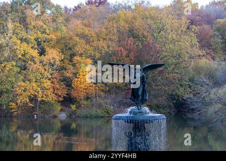 New York, USA - Nov 4 2024: Angel fountain, water pond and autumn foliage colors in Central park. No visible people Stockfoto