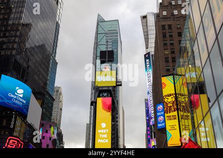 New York, USA - 4. November 2024: Blick auf die Gebäude des Times Square und den Ball mit Plakatwänden. Ansicht nach oben ohne sichtbare Straße oder Personen Stockfoto