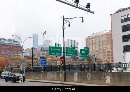 New York, USA - 4. November 2024: Straßenschilder in Downtown Manhattan Richtung Finanzviertel. Verkehr auf der Straße, keine sichtbaren Menschen Stockfoto