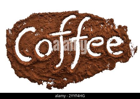 Das Wort „Kaffee“ steht auf weißem Hintergrund in einem Haufen gemahlenen Kaffees. Stockfoto