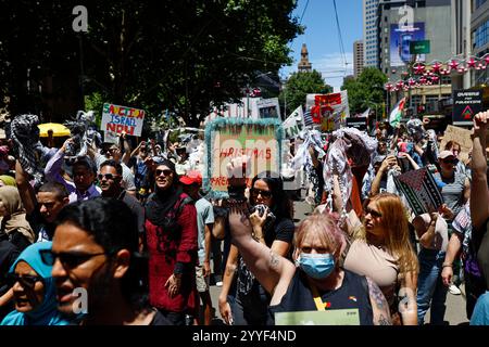 Melbourne, Australien. Dezember 2024. Die Demonstranten singen während der Kundgebung Slogans. Demonstranten hielten eine Kundgebung in Melbourne CBD ab und forderten Sanktionen gegen Israel an Weihnachten, um die zionistische Aggression zu beenden und Menschenleben im Nahen Osten zu ehren. Quelle: SOPA Images Limited/Alamy Live News Stockfoto