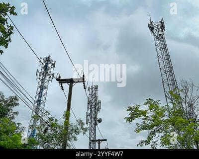 Telekommunikationsturm mit 5G-Mobilnetzantenne und im ländlichen Raum. Stockfoto