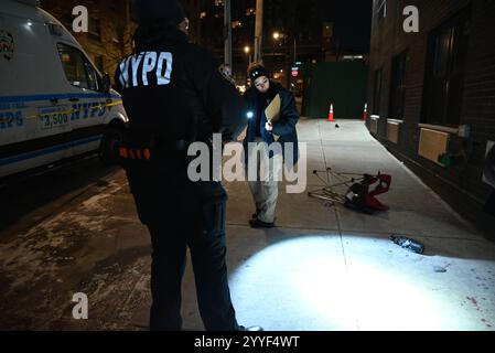 Die Ermittler des NYPD-Tatorts finden einen Stuhl, Blut und andere Gegenstände, einschließlich Granatumhüllen, am Tatort, an dem ein 28-jähriger Mann mehrmals erschossen wurde, in der West Farms-Sektion von Bronx, New York, USA am Samstag, den 21. Dezember 2024. Gegen 18:15 Uhr am Samstagabend um 1295 Uhr im Rodman Place in West Farms der Bronx in New York City erlitt ein 28-jähriger Mann Schussverletzungen in Gesicht und Brust und wurde für tot erklärt. Derzeit sind keine Verdächtigen in Gewahrsam. (Foto: Kyle Mazza/SOPA Images/SIPA USA) Stockfoto