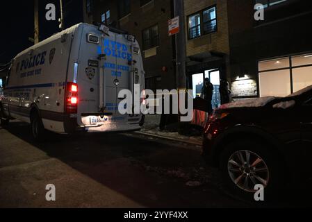 Ein 28-jähriger Mann erschoss mehrere Male in der West Farms Section von Bronx, New York, USA am Samstag, den 21. Dezember 2024. Gegen 18:15 Uhr am Samstagabend um 1295 Uhr im Rodman Place in West Farms der Bronx in New York City erlitt ein 28-jähriger Mann Schussverletzungen in Gesicht und Brust und wurde für tot erklärt. Derzeit sind keine Verdächtigen in Gewahrsam. Ein Stuhl und andere Gegenstände wurden am Tatort gefunden, als die Ermittler des NYPD den Tatort an einem kalten Samstagabend bearbeiten. (Foto: Kyle Mazza/SOPA Images/SIPA USA) Stockfoto