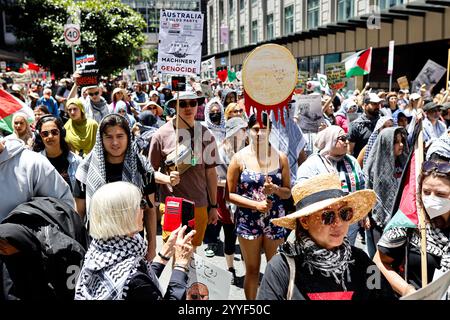 Melbourne, Australien. Dezember 2024. Die Demonstranten halten Plakate, die ihre Meinung während der Kundgebung zum Ausdruck bringen. Demonstranten hielten eine Kundgebung in Melbourne CBD ab und forderten Sanktionen gegen Israel an Weihnachten, um die zionistische Aggression zu beenden und Menschenleben im Nahen Osten zu ehren. (Foto: YE Myo Khant/SOPA Images/SIPA USA) Credit: SIPA USA/Alamy Live News Stockfoto