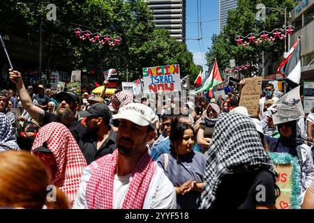 Melbourne, Australien. Dezember 2024. Ein Demonstrant hält während der Kundgebung ein Plakat. Demonstranten hielten eine Kundgebung in Melbourne CBD ab und forderten Sanktionen gegen Israel an Weihnachten, um die zionistische Aggression zu beenden und Menschenleben im Nahen Osten zu ehren. (Foto: YE Myo Khant/SOPA Images/SIPA USA) Credit: SIPA USA/Alamy Live News Stockfoto