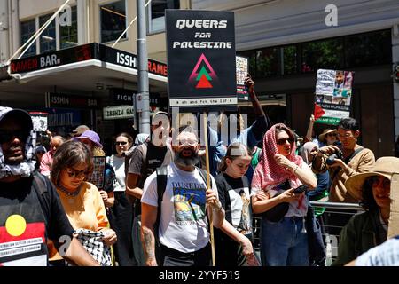 Melbourne, Australien. Dezember 2024. Ein Demonstrant hält während der Kundgebung ein Plakat. Demonstranten hielten eine Kundgebung in Melbourne CBD ab und forderten Sanktionen gegen Israel an Weihnachten, um die zionistische Aggression zu beenden und Menschenleben im Nahen Osten zu ehren. (Foto: YE Myo Khant/SOPA Images/SIPA USA) Credit: SIPA USA/Alamy Live News Stockfoto