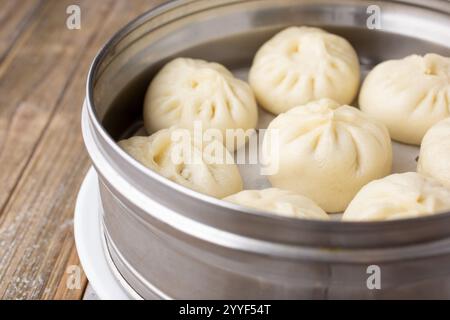 Blick auf einen Behälter mit chinesischen Dampfbrötchen, auch bekannt als Baozi. Stockfoto