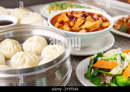 Auf einem Tisch gab es mehrere chinesische Hauptgerichte. Stockfoto