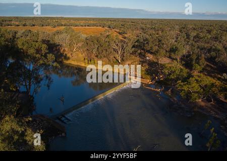 Luftaufnahme des Barwon River Weir in Collarenebri, New South Wales, Australien. Das Wehr ist ein markantes Merkmal in der Landschaft. Stockfoto