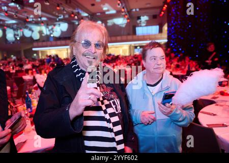 Berlin, Deutschland. Dezember 2024. Frank Zander feiert mit seinen Gästen auf der 30. Frank Zander Weihnachtsfeier für Obdachlose im Hotel Estrel. Annette Riedl/dpa/Alamy Live News Stockfoto