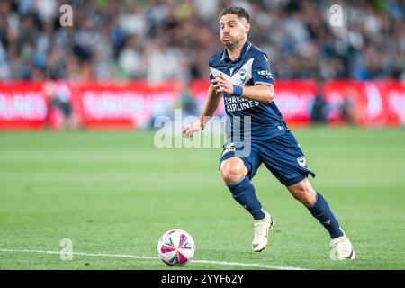 Melbourne, Australien. Dezember 2024. Bruno Fornaroli von Melbourne Victory wurde während des A-Leagues Men Matches zwischen Melbourne Victory FC und Melbourne City FC im AAMI Park in Aktion genommen. Endergebnis Melbourne Sieg 1 - Melbourne City 1. (Foto: Olivier Rachon/SOPA Images/SIPA USA) Credit: SIPA USA/Alamy Live News Stockfoto