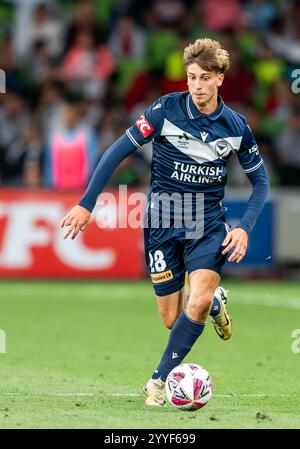 Melbourne, Australien. Dezember 2024. Kasey Bos von Melbourne Victory wurde während des A-Leagues Men Matches zwischen Melbourne Victory FC und Melbourne City FC im AAMI Park in Aktion gesehen. Endergebnis Melbourne Sieg 1 - Melbourne City 1. (Foto: Olivier Rachon/SOPA Images/SIPA USA) Credit: SIPA USA/Alamy Live News Stockfoto