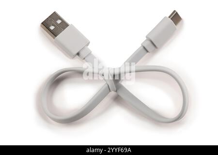 Weißes USB-Kabel in Bogenform auf weißem Hintergrund. Hochauflösendes Foto. Volle Schärfentiefe. Stockfoto