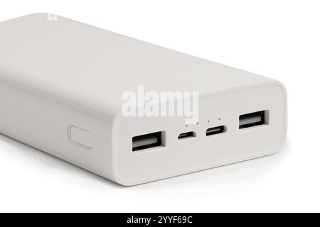 Weiße Powerbank auf weißem Hintergrund. Powerbank zum Aufladen mobiler Geräte aus der Nähe. Stockfoto