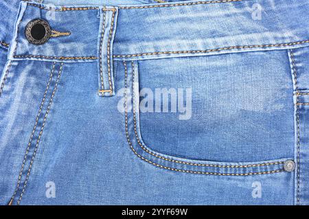 Blaue Jeanstasche vorne, alte Jeans Nahaufnahme. Modekonzept, Geschäft, Einkaufen, Verkauf. Designdetails, Knopf- und Nähte, Kopierbereich. Stockfoto