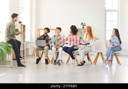Geschäftsteam, Das An Einer Besprechung Oder Veranstaltung Mit Kollegen Im Büro Teilnimmt Stockfoto