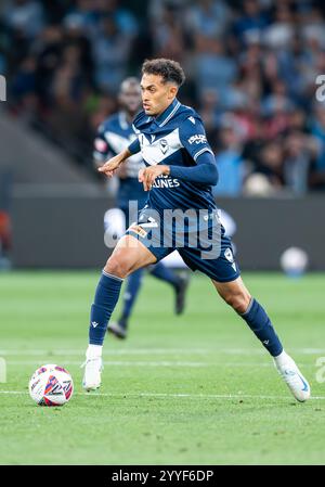 Melbourne, Australien. Dezember 2024. Nishan Velupillay von Melbourne Victory wurde während des A-Leagues Men-Spiels zwischen Melbourne Victory FC und Melbourne City FC im AAMI Park in Aktion genommen. Endergebnis Melbourne Sieg 1 - Melbourne City 1. (Foto: Olivier Rachon/SOPA Images/SIPA USA) Credit: SIPA USA/Alamy Live News Stockfoto