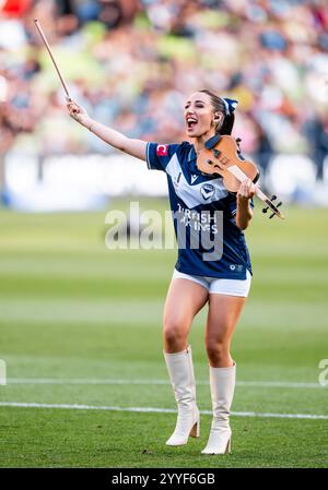 Melbourne, Australien. Dezember 2024. Die preisgekrönte Violinistin Evangeline Victoria hat während des A-Leagues Men Matches zwischen Melbourne Victory FC und Melbourne City FC im AAMI Park die Unterhaltung vor dem Spiel geboten. Endergebnis Melbourne Sieg 1 - Melbourne City 1. (Foto: Olivier Rachon/SOPA Images/SIPA USA) Credit: SIPA USA/Alamy Live News Stockfoto