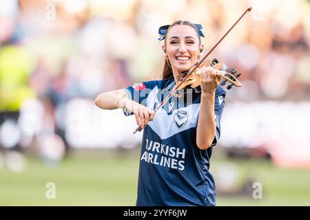 Melbourne, Australien. Dezember 2024. Die preisgekrönte Violinistin Evangeline Victoria hat während des A-Leagues Men Matches zwischen Melbourne Victory FC und Melbourne City FC im AAMI Park die Unterhaltung vor dem Spiel geboten. Endergebnis Melbourne Sieg 1 - Melbourne City 1. (Foto: Olivier Rachon/SOPA Images/SIPA USA) Credit: SIPA USA/Alamy Live News Stockfoto