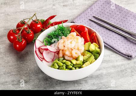 Hawaian Cuisine – Poke mit Cocktailgarnelen und Avocado Stockfoto
