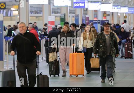 Vancouver, Kanada. Dezember 2024. Reisende werden am Vancouver International Airport in Richmond, British Columbia, Kanada, am 21. Dezember 2024 gesehen. Weihnachten ist gleich um die Ecke, und der internationale Flughafen Vancouver bereitet sich auf seine geschäftigste Reisesaison vor. Quelle: Liang Sen/Xinhua/Alamy Live News Stockfoto