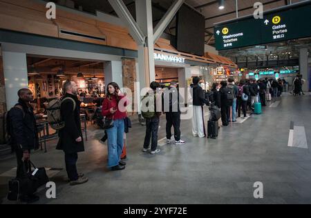 Vancouver, Kanada. Dezember 2024. Reisende warten in der Schlange, um die Sicherheitskontrolle am Vancouver International Airport in Richmond, British Columbia, Kanada, am 21. Dezember 2024 zu passieren. Weihnachten ist gleich um die Ecke, und der internationale Flughafen Vancouver bereitet sich auf seine geschäftigste Reisesaison vor. Quelle: Liang Sen/Xinhua/Alamy Live News Stockfoto