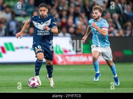 Melbourne, Australien. Dezember 2024. Bruno Fornaroli (L) von Melbourne Victory und Zane Schreiber (R) von Melbourne City wurden während des A-Leagues Men Matches zwischen Melbourne Victory FC und Melbourne City FC im AAMI Park in Aktion genommen. Endergebnis Melbourne Sieg 1 - Melbourne City 1. Quelle: SOPA Images Limited/Alamy Live News Stockfoto