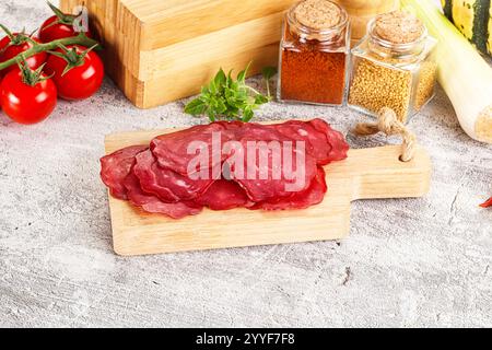 Geräuchertes Rindfleisch – Pastramischeiben-Imbiss Stockfoto