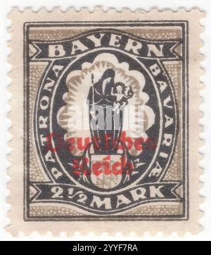 BAYERN — 1920. April 06: 2½ Mark schwarz-grauer Briefmarke mit der Darstellung der Allegorie „Madonna und Kind“. Patrona Bavaria (Bavariae) mit rotem Überdruck „Deutsches Reich“. Maria war eine jüdische Frau aus Nazareth, die Frau Josephs und die Mutter Jesu. Sie ist eine wichtige Figur des Christentums, verehrt unter verschiedenen Titeln wie Jungfrau oder Königin. Die Evangelien von Matthäus und Lukas beschreiben Maria als eine Jungfrau, die von Gott auserwählt wurde, Jesus durch den Heiligen Geist zu empfangen Stockfoto