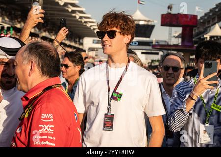 Yas Island, Abu Dhabi. 6-8. Dezember 2024. F1 Grand Prix von Abu Dhabi. Die italienische Tennisspielerin Jannik Sinner, die in der Startaufstellung zu sehen ist. Stockfoto