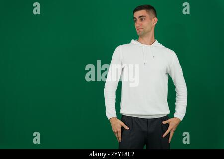 Schöner Mann mit leerer weißer Mütze, Hoodie und Shorts isoliert auf weißem Hintergrund. Hochwertige Fotos Stockfoto