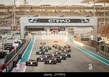 Yas Island, Abu Dhabi. 6-8. Dezember 2024. F1 Grand Prix von Abu Dhabi. Rennen Starten. Stockfoto