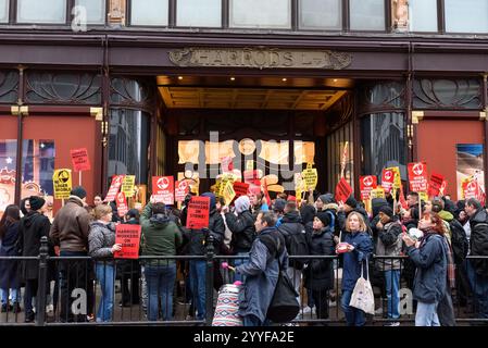 London, Großbritannien. 21. Dezember 2024. Arbeiter von United Voices of the World (UVW) streiken vor dem Kaufhaus Harrods in Knightsbridge. Das streikende Personal verlangt bessere Löhne und Arbeitsbedingungen. Anrede: Andrea Domeniconi/Alamy Live News Stockfoto