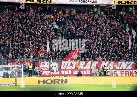 Mainzer Fans, Ultras, Fussball 1. Bundesliga, 15. Spieltag, Eintracht Frankfurt F - 1. FSV Mainz 05 F 1-3 am 21.12.2024 im Deutschen Bank Park, Frankfurt/Deutschland. DFL-Vorschriften verbieten die Verwendung von Fotos als Bildsequenzen und/oder Quasi-Video Stockfoto