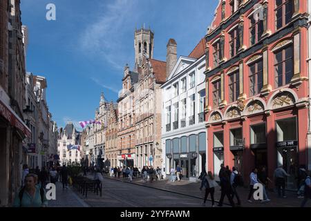 Steenstraat, die Haupteinkaufsstraße Brügge und der neogotische Provinciaal Hof, erbaut im 19. Jahrhundert auf dem Markt im historischen Zentrum Stockfoto