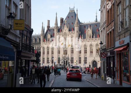 Steenstraat, die Haupteinkaufsstraße Brügge und der neogotische Provinciaal Hof, erbaut im 19. Jahrhundert auf dem Markt im historischen Zentrum Stockfoto