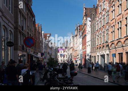 Steenstraat, die Haupteinkaufsstraße Brügge und der neogotische Provinciaal Hof, erbaut im 19. Jahrhundert auf dem Markt im historischen Zentrum Stockfoto