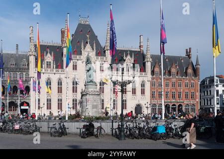 Statue von Jan Breydel und Pieter de Coninck aus dem 19. Jahrhundert vor dem Historium Museum in der offiziellen Residenz des neogotischen Gouverneurs aus dem XX. Jahrhundert Stockfoto