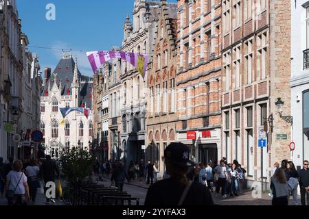 Steenstraat, die Haupteinkaufsstraße Brügge und der neogotische Provinciaal Hof, erbaut im 19. Jahrhundert auf dem Markt im historischen Zentrum Stockfoto