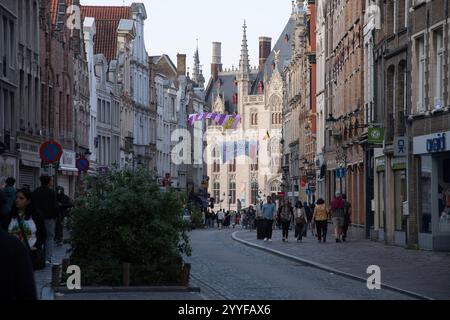 Steenstraat, die Haupteinkaufsstraße Brügge und der neogotische Provinciaal Hof, erbaut im 19. Jahrhundert auf dem Markt im historischen Zentrum Stockfoto