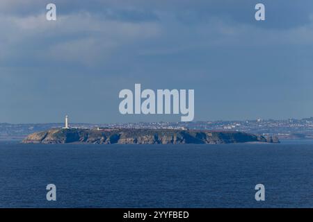 Flacher Holm mit der walisischen Küste im Hintergrund Stockfoto